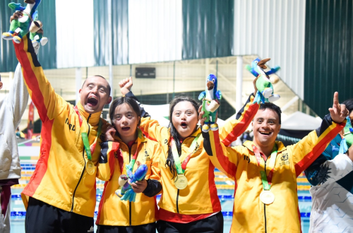 Equipo del relevo mixto 4 x 50 metros que ganó oro este lunes en la piscina de la Universidad del Quindío.