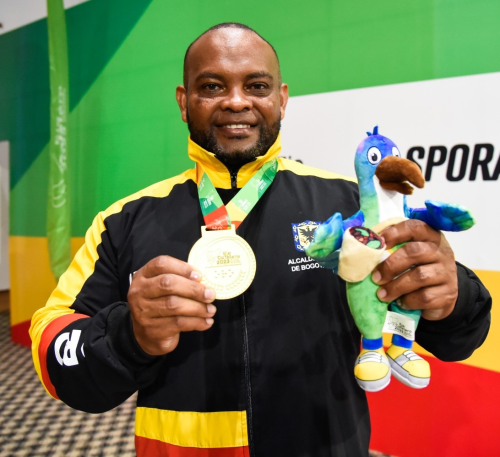 Fabio Torres luce el segundo oro bogotano en parapowerlifting en la subsede de Armenia.