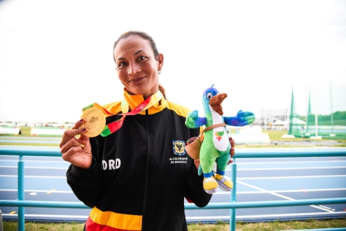 Martha Hernández mostrando su medalla de oro