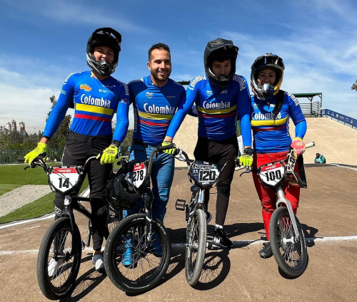 Carlos Ramírez y otros integrantes de la Selección Colombia que estará en el Campeonato Panamericano y Copa Latinoamericana de BMX en Bogotá. Foto cortesía COC.