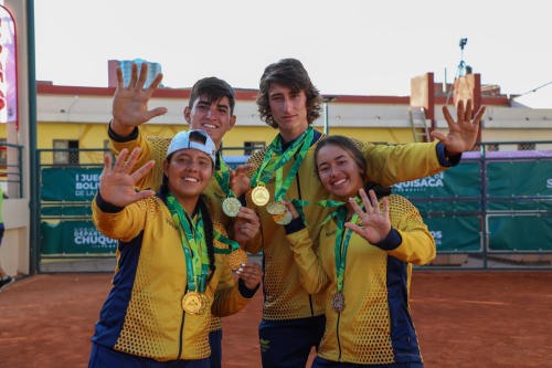 Valentina Mediorreal (izq.) y Mariana Higuita, junto con Juan Trujillo (i) y Samuel Heredia (d), equipo de tenis de Colombia que barrió en los Bolivarianos de la Juventud. Foto cortesía COC.