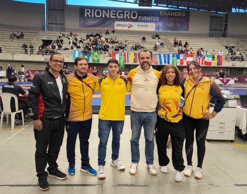 El IDRD acompañó a los atletas del Equipo Bogotá en el Panamericano Sub-23 de Lucha. Aparecen (izq. a der.) William Nieto (jefe de Alto Rendimiento del IDRD), Maicol Suárez (entrenador), Cristopher Verástegui, Daniel García Cañón (director del IDRD), Yusmi Chaparro y Nicoll Parrado. Foto IDRD.