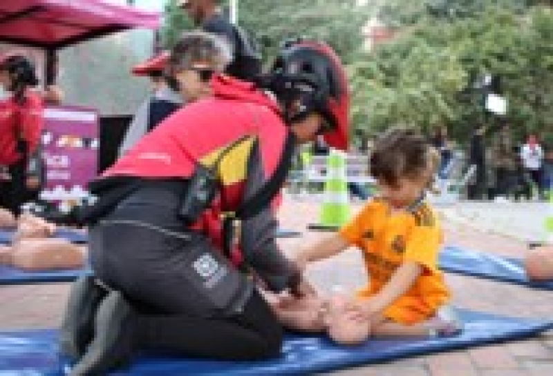 Guardiana enseñando a una niña