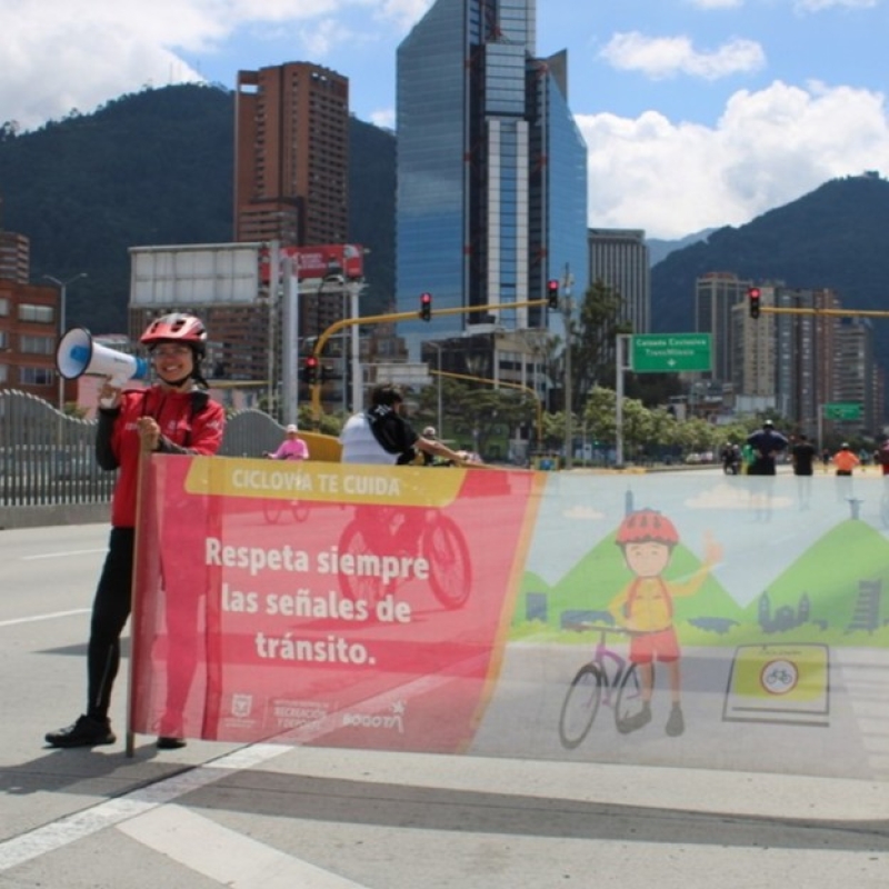 Guardiana realizando campañas de comportamiento vial