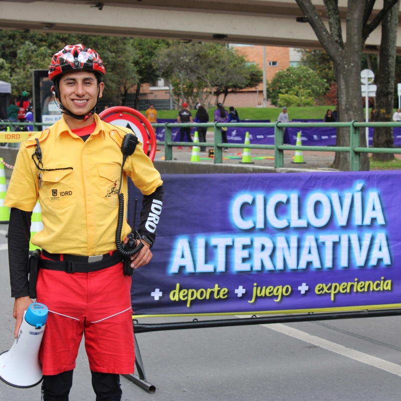 Guardián en punto de Ciclovía Alternativa