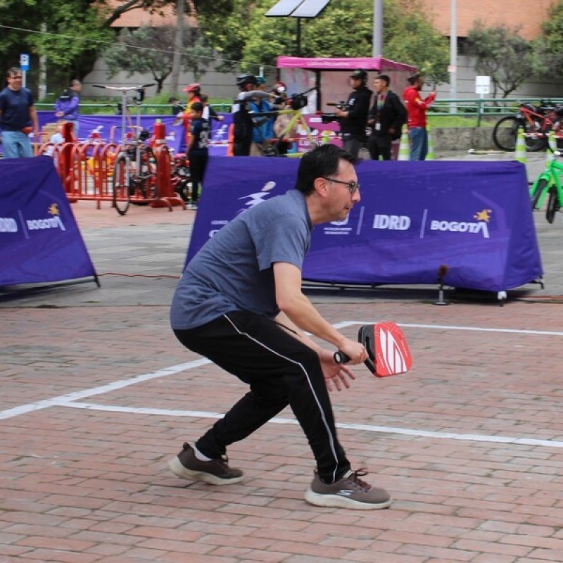 Persona practicando pickleball