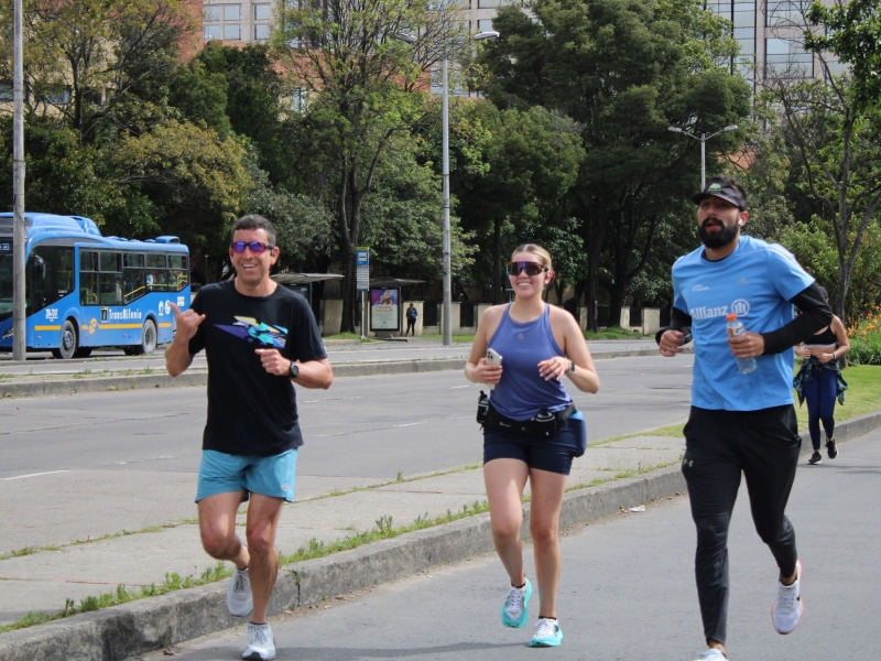 Personas trotando en la Ciclovía