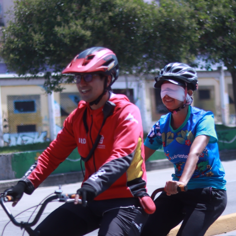 Persona en bicicleta tandem con los ojos cubiertos