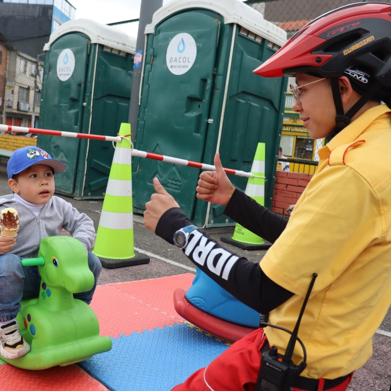 Guardián en punto de Ciclovía te cuida