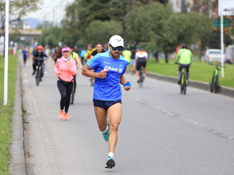 Personas trotando en Ciclovía
