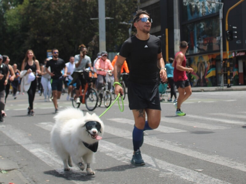 Personas trotando en Ciclovía