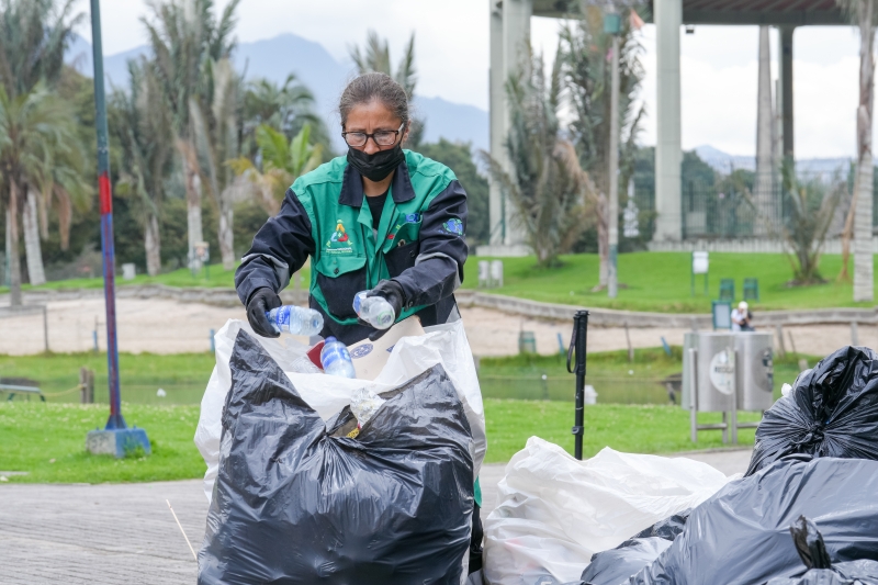 Mujer reciclando