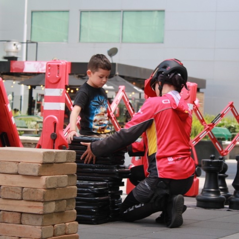 Guardián en punto de actividades en el Aeropuerto