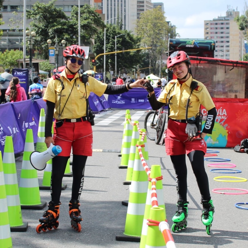 Guardianas en punto de Ciclovía en patines