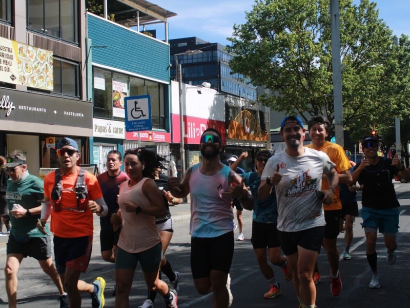Personas trotando en Ciclovía