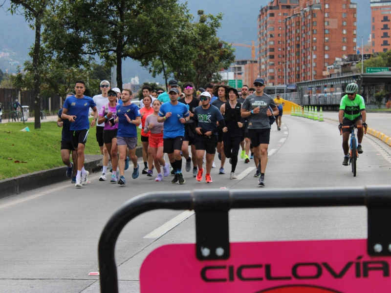 Personas trotando en Ciclovía