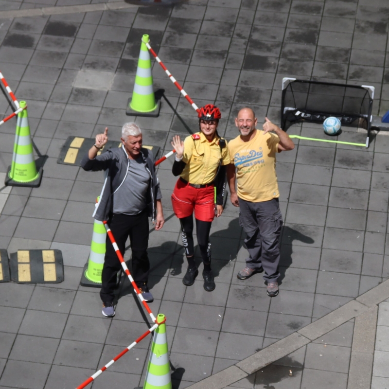 Personas en el punto de Ciclovía internacional