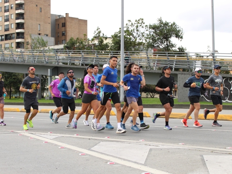 Personas Trotando en la Ciclovía