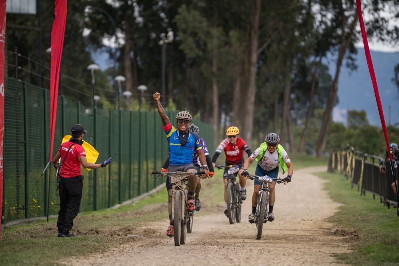 Ciclistas cruzando la meta