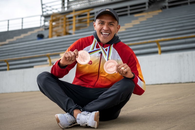 Diego Dueñas mostrando dos medallas