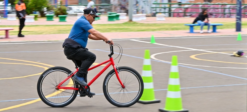 Hombre mayor manejando una bicicleta