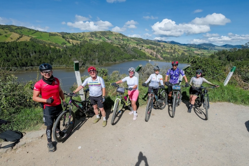 Varios ciclistas en el Embalse La Regadera