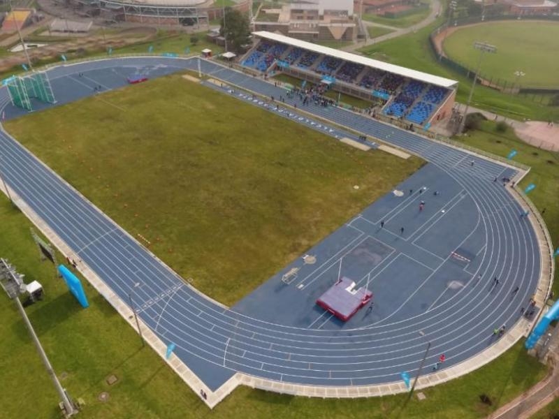 ALCALDE PEÑALOSA ENTREGA PISTA DE ATLETISMO EN LA UNIDAD DEPORTIVA EL ...