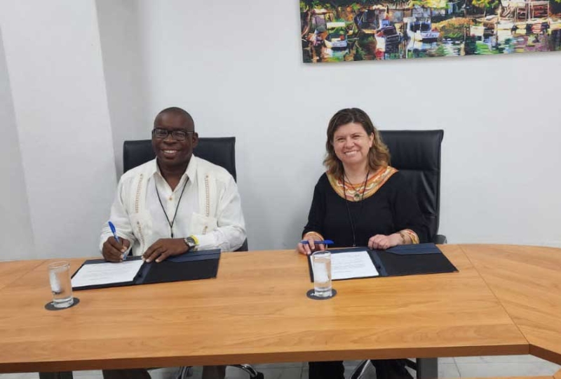 La directora del IDRD, Blanca Inés Durán, y el rector de la Universidad de las Ciencias de Cultura Física y Deportes (UCCFD), Silvano Merced, durante la reunión