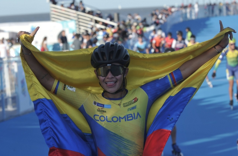 Gabriela Rueda levantando la bandera de Colombia