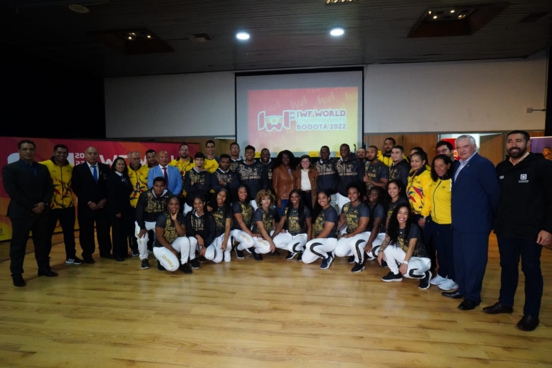 Varios deportistas en el evento de lanzamiento del Campeonato Mundial de Pesas 2022