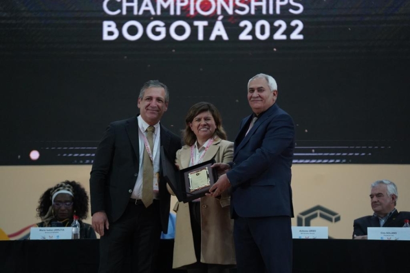 La directora del IDRD, Blanca Durán, fue homenajeada por la IWF por su invaluable apoyo para la realización en Bogotá del Mundial de Pesas. 