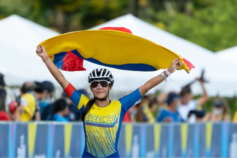 Foto de patinadora colombiana sosteniendo la Bandera de Colombia