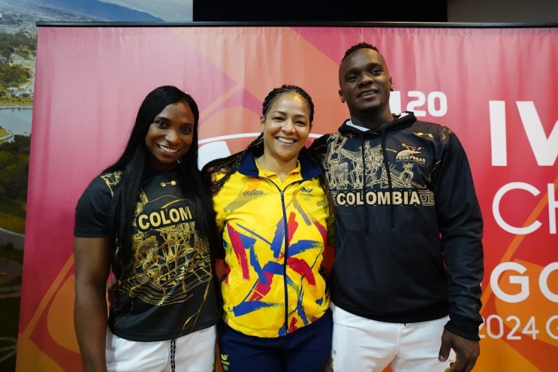 Yenny Álvarez (izq.), la entrenadora Alicia Romero y Santiago Rodallegas, son la cuota del Equipo Bogotá para Colombia en el Mundial de Pesas.