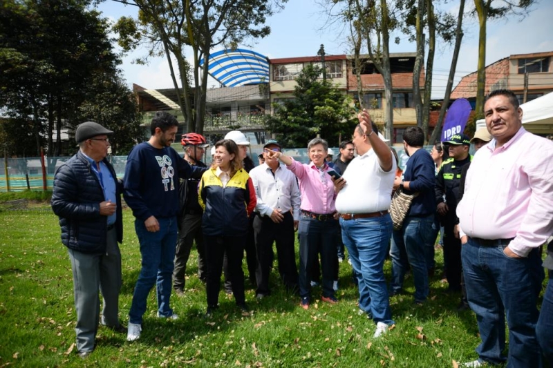 Alcaldesa de Bogotá Claudia López con un grupo de personas en el futuro parque Atahualpa