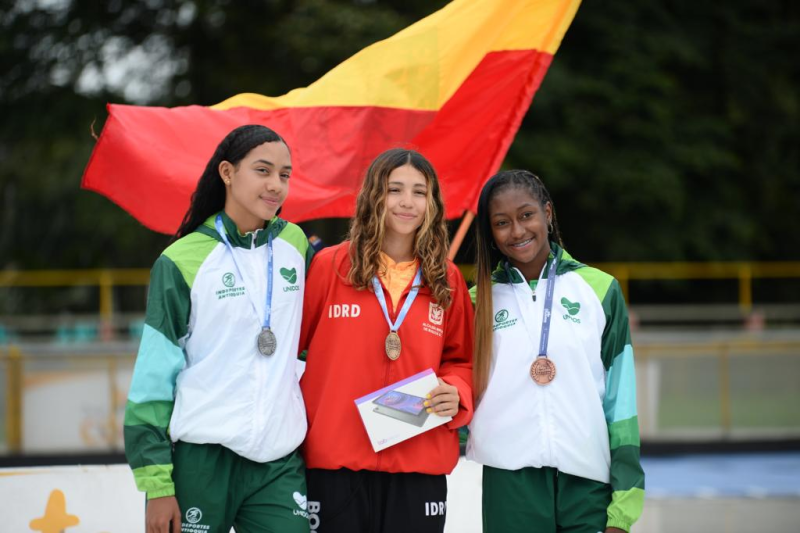 ManuelaSaldarriaga (centro), cerró con oro el patinaje para Bogotá en los Juegos Intercolegiados. Foto IDRD.