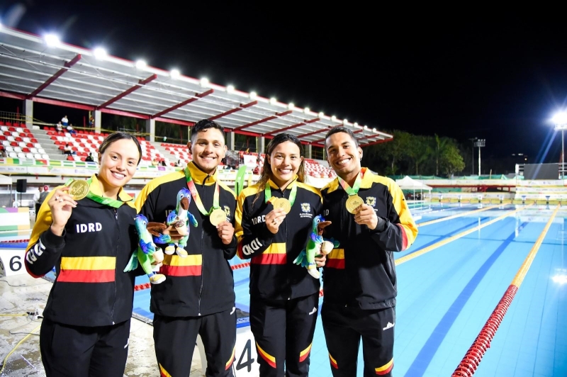 Paula Aguirre, Camila Aguirre, Vladimir Tovar y David Vera, equipo en 4x50m de relevos apnea mixto, ganadores de oro y récord nacional.
