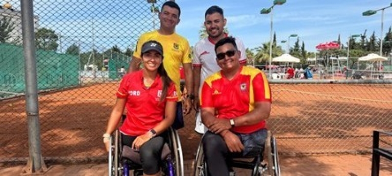 Los bogotanos en la Copa Mundo de Tenis en Silla de Ruedas. Arrina (izq. a der.) Manuel Sánchez Quitián y Luigy Nieves; abajo María Angélica Bernal y Diego Pirachicán. Foto IDRD. 
