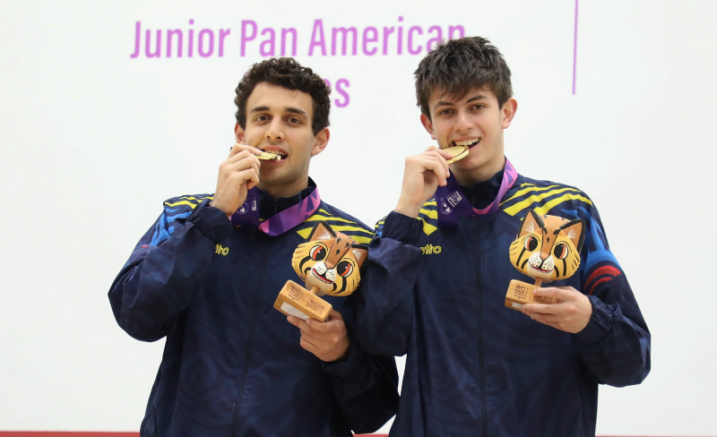 Juan José Torres Lara (izq.) y Juan Antonio Irisarri Suárez (der.), de squash, los dos máximos medallistas del Equipo Bogotá en Asunción 2025. Foto cortesía COC.