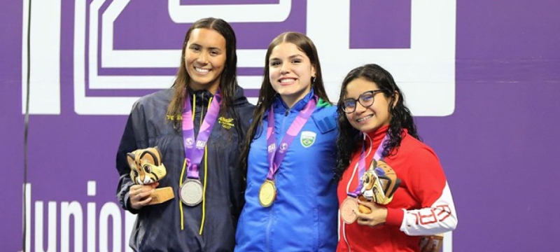 Samantha Baños (izq.), del Equipo Bogotá, en el podio de los 200 mts mariposa en la natación carreras de los II Juegos Panamericanos Junior Asunción 2025. Foto cortesía COC.