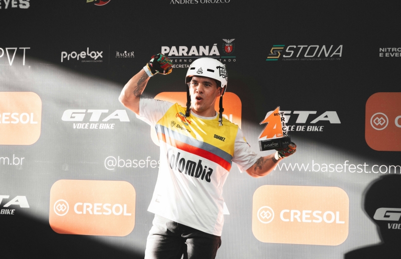Luis Rincón celebrando su victoria en Brasil. Foto cortesía basefest.com.br.