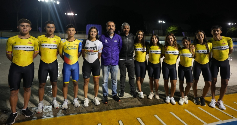 El director del IDRD, Daniel García (centro, de morado), con la mayoría de los deportistas del Equipo Bogotá que viajaron al Mundial de Patinaje de Carreras en China. Aparecen (izq. a der.) Diego A. Molina, Julián F. Pinilla, Rommel Velásquez, Gabriela Rueda, Daniel García, Elías Del Valle (entrenador), Manuela Rodríguez, Karol E. García, Manuela Saldarriaga, Marian Imitola, Angie K. Loaiza y Janier S. Camacho. Foto IDRD