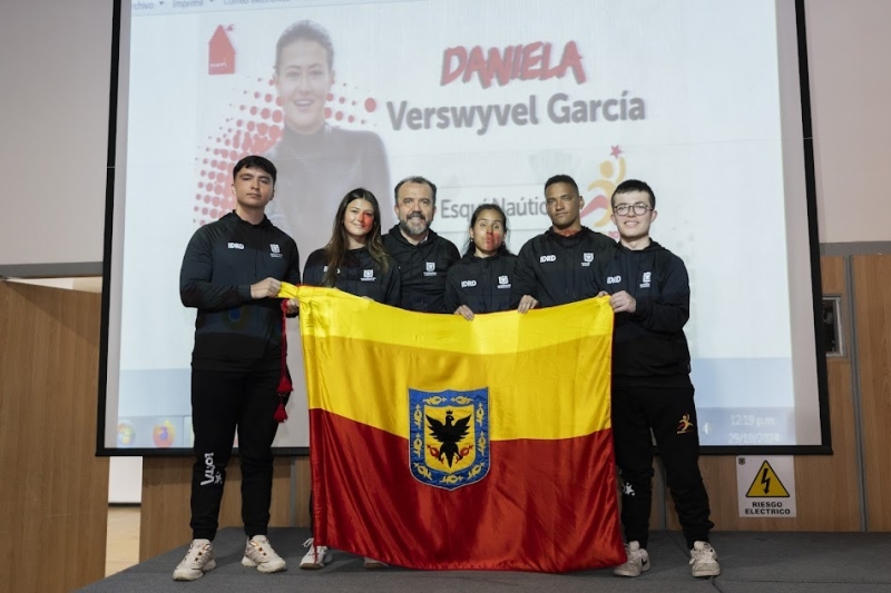 Deportistas del Equipo Bogotá con el director del IDRD