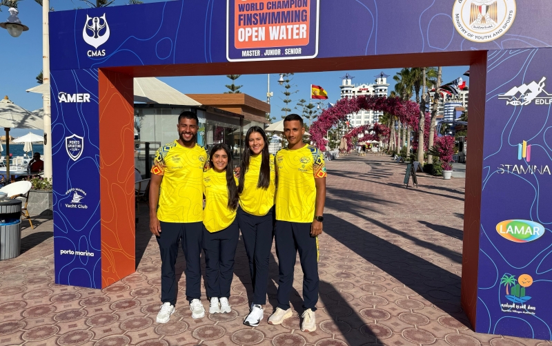 Alexander Jiménez (der.), volvió a coronarse campeón mundial de los 1.000 metros superficie de natación con aletas, ahora en Egipto. Laura Saavedra (segunda izq. a der.) fue décima. Foto cortesía Fedecas.
