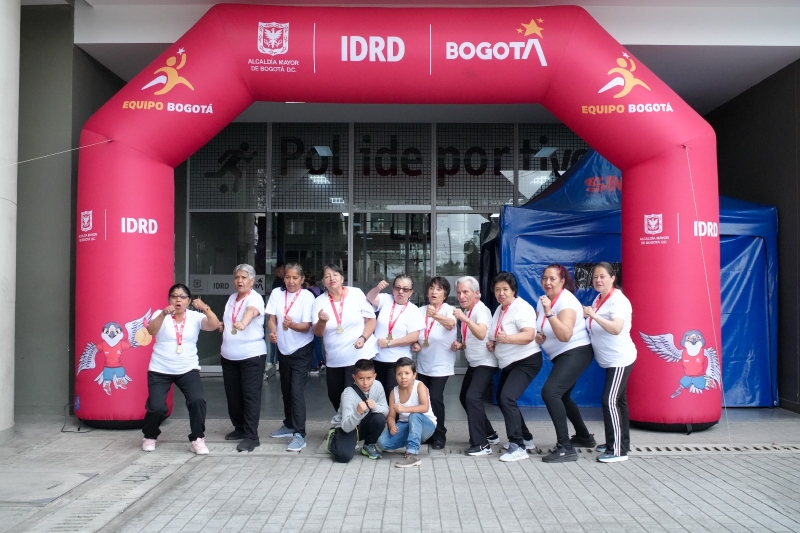 Parte del grupo de taekwondo de adultos mayores del programa “De 0 a 100” del CEFE San Cristóbal, que tomó parte en el Festival de Cierre. Foto IDRD.