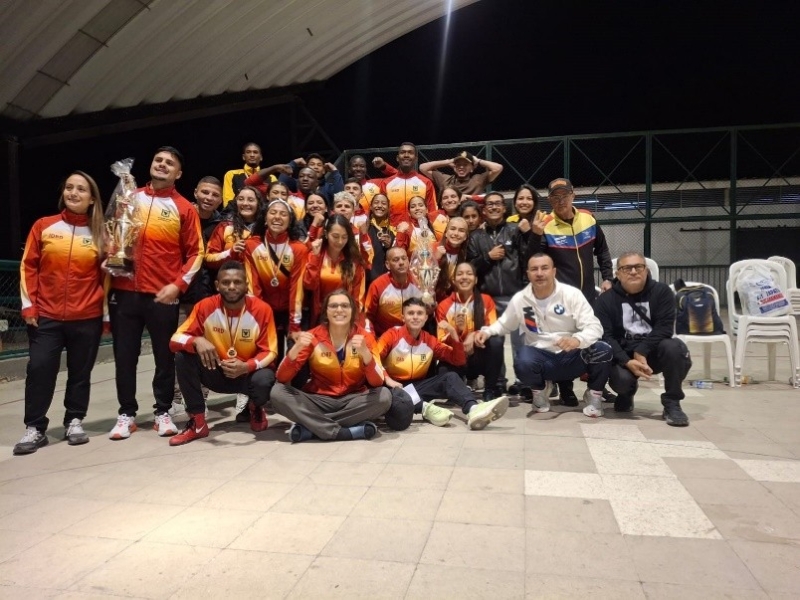 Equipo Bogotá de boxeo, campeón del Nacional Interligas, liderado por los entrenadores Alexander Brand y Orlando Ballén. Foto IDRD. 