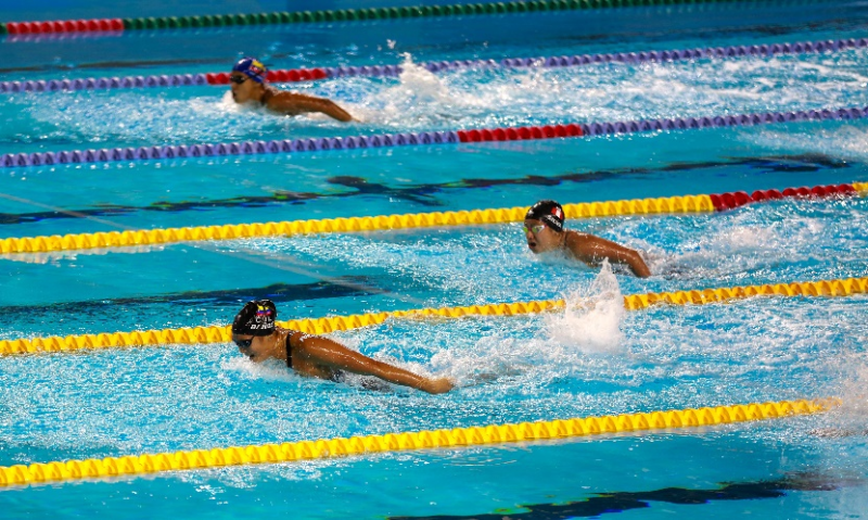 La nadadora Samantha Baños (abajo) dominando con claridad la prueba de los 200 metros mariposa femenino, para colgarse la medalla de oro en los Juegos Bolivarianos Lima-Ayacucho 2025. Foto cortesía COC.
