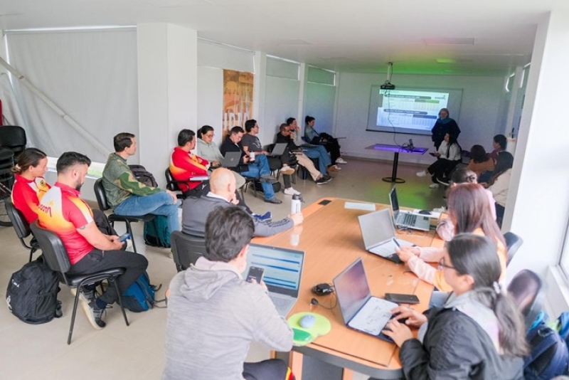 Una de las reuniones que sostuvo el equipo de Rendimiento del IDRD con las ligas deportivas de la capital (arquería), para unificar trabajos hacia 2026, 2027 y 2028. Foto IDRD.