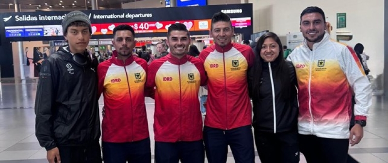 Equipo Bogotá de paracycling, que estará por Colombia en el Campeonato Panamericano de Pista y Ruta en Brasil. Aparecen (izq. a der.) Juan José Ríos, Juan Andrés Gómez, Edwin Matiz, Esneider Muñoz y Paula Ossa, acompañados por el metodólogo Hernán Cortés. Foto IDRD. 