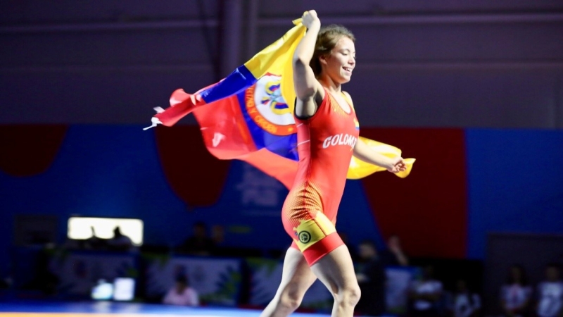 La alegría de la bogotana Valery Rubio tras ganar el primer oro para Colombia en los Juegos Suramericanos de la Juventud. Fue en lucha olímpica modalidad libre, 43 kgs. Foto cortesía COC. 