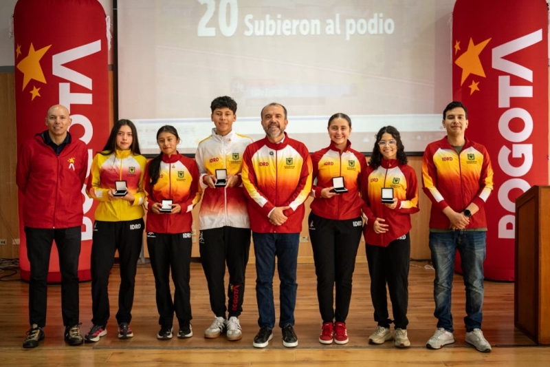 Algunos de los deportistas que recibieron reconocimiento, con directivos del IDRD. Aparecen (izq. a der.) Óscar Ruiz (jefe de Deportes), Sarah Muñoz, Danna Rizo, Juan Sánchez, Daniel García (director), Carol Acosta, Violeta Carvajal e Iván Morales (subdirector de Recreación y Deporte). Foto IDRD.